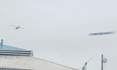 Antes da NFL, avião sobrevoa praias do Rio com faixa: “O Maracanã também é do Vasco”