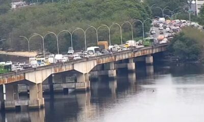 Acidente entre seis carros e moto complica trânsito na Linha Vermelha
