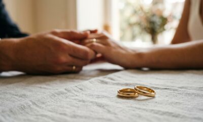Provérbio japonês: “Marido e mulher devem ser como mãos e olhos: quando a mão dói, os olhos choram; quando os olhos choram, as mãos enxugam as lágrimas.”