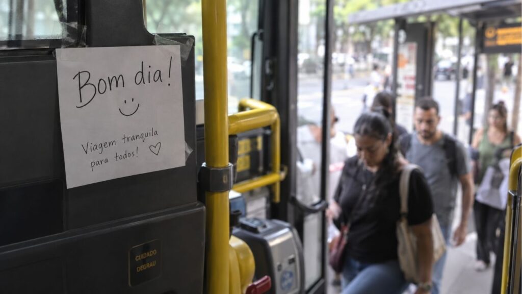 Segundo a psicologia, quem agradece ao motorista ao descer do ônibus demonstra um traço ligado à percepção de trabalho invisível