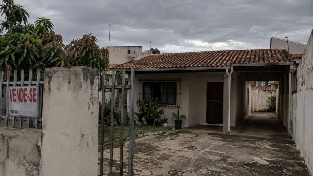 Irmãos que herdam uma casa dos pais e não chegam a um acordo sobre vender descobrem que o Código Civil prevê um caminho para resolver a divisão