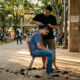 Veteranos amarram calouro de faculdade e raspam cabelo à força, brincadeira vira caso de polícia e 3 estudantes são indiciados por agressão