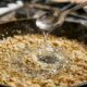 Adicionar uma colher de vinagre no preparo do arroz: para que serve e por que muita gente recomenda