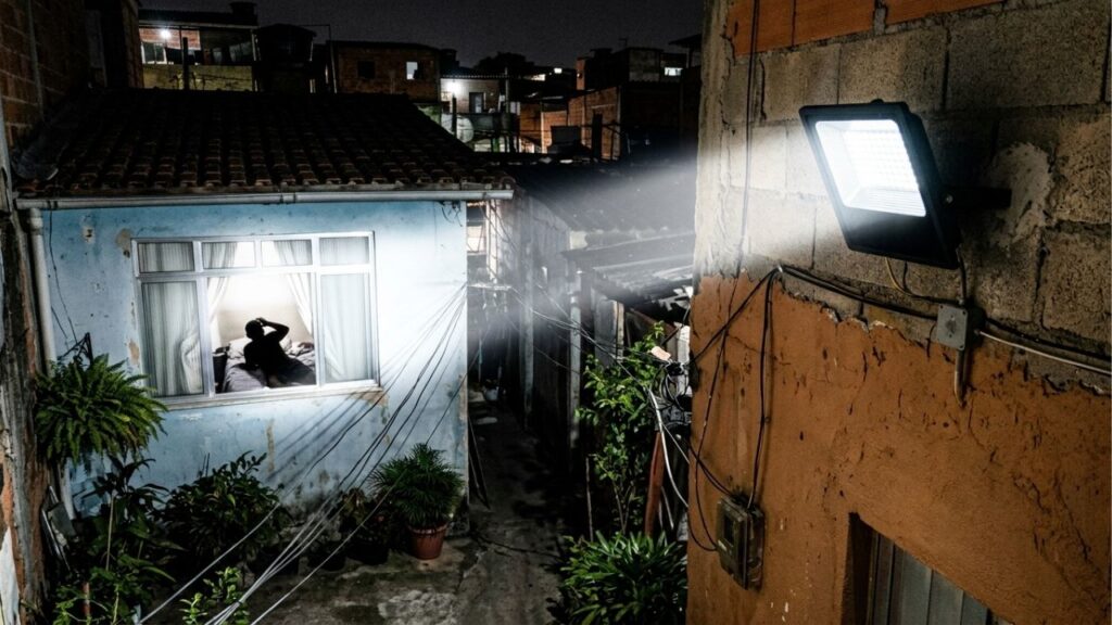 Vizinho instala holofote de LED virado para a janela do quarto ao lado para iluminar o próprio quintal