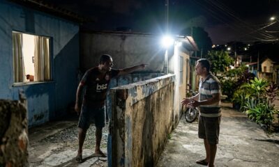 Vizinho instala refletor apontado diretamente para a janela do quarto, mantém a luz acesa durante a noite inteira e morador decide levar a disputa adiante
