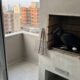 Mulher aluga um apartamento com churrasqueira na varanda, mas antes da carne chegou uma mamãe urubu, que fez um ninho. Ela comunicou ao órgão ambiental do estado, que respondeu: se remover a hóspede, pode tomar multa e ser presa por crime ambiental