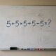 Parece que repetir o número facilita a conta, mas 5 + 5 × 5 ÷ 5 – 5 exige atenção a um detalhe que muda completamente a resposta