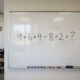 Só 5 números aparecem na conta, mas a resposta divide opiniões: 9 + 6 × 4 – 8 ÷ 2