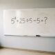 Quem estudou nos anos 80 e 90 consegue resolver esta sem calculadora: 5² + 25 ÷5 – 5