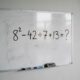 Poucos segundos bastam para saber se você ainda lembra desta regra: 8² − 42 ÷ 7 + 13