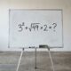 Qual número você encontrou nesta conta que está dividindo opiniões 3² + √49 × 2