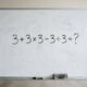 O número 3 aparece 5 vezes nesta conta: você consegue resolver 3 + 3 × 3 - 3 ÷3 sem calculadora?