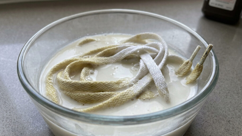 Como recuperar o cadarço branco encardido do tênis deixando as peças de molho com água oxigenada cremosa para branquear sem esforço