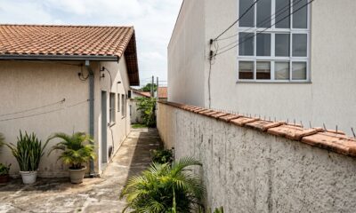 Homem levanta uma janela nova de frente para o quintal do vizinho, acredita que dentro do próprio terreno pode abrir onde quiser, e descobre que o Código Civil exige 1,5 metro de distância e permite mandar fechar a abertura