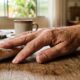 Depois dos 60, unhas quebradiças, finas e que descamam com facilidade pedem atenção: 5 hábitos comuns da rotina que podem piorar o problema sem você perceber