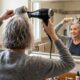 Depois dos 50, trocar a risca do cabelo de lado pode transformar o visual, valorizar o rosto e fazer mais diferença na aparência do que apostar em um novo corte
