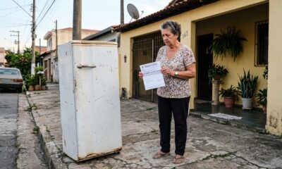 Aposentada deixa a geladeira velha na calçada para o caminhão da prefeitura, é multada em R$ 2.900 por descarte irregular e descobre que o próprio fabricante recolhia o aparelho de graça na porta de casa