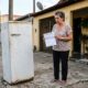 Aposentada deixa a geladeira velha na calçada para o caminhão da prefeitura, é multada em R$ 2.900 por descarte irregular e descobre que o próprio fabricante recolhia o aparelho de graça na porta de casa