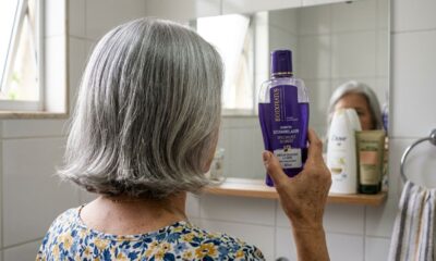 Cabelo grisalho não precisa ficar amarelado, opaco ou com aparência ressecada: 5 cuidados simples que ajudam a preservar o brilho e manter os fios elegantes depois dos 50