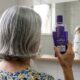 Cabelo grisalho não precisa ficar amarelado, opaco ou com aparência ressecada: 5 cuidados simples que ajudam a preservar o brilho e manter os fios elegantes depois dos 50