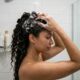 Condicionador antes do shampoo: para que serve a lavagem reversa e por que ela pode deixar os fios mais macios, flexíveis e brilhantes