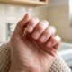 Especialistas em unhas concordam: se as unhas estiverem quebrando mais depois dos 50, não é apenas falta de base fortalecedora, e “há um hábito diário que merece atenção”