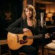 Frase do dia de Taylor Swift: “Nunca acredite em ninguém que diga que você não merece o que deseja” – Lições inspiradoras sobre percepção, confiança, resiliência, discernimento e por que você deve reconhecer o seu valor, da cantora americana conhecida por suas performances poderosas e reflexões profundas sobre ambição e críticas