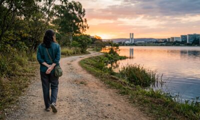 O que significa andar com as mãos atrás das costas, segundo a psicologia