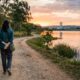 O que significa andar com as mãos atrás das costas, segundo a psicologia
