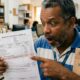 Trabalhador recebe "presente" de R$ 1 mil da empresa no fim do ano e descobre no contracheque a diferença entre gratificação e PLR, e por que uma delas quase não paga imposto