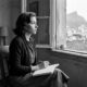 Frase de Clarice Lispector, escritora brasileira: "Liberdade é pouco. O que eu desejo ainda não tem nome." Uma reflexão sobre a inquietação de quem sempre quer mais da vida