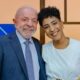 Presidente Lula, de barba branca, e mulher sorridente com cabelo curto encaracolado