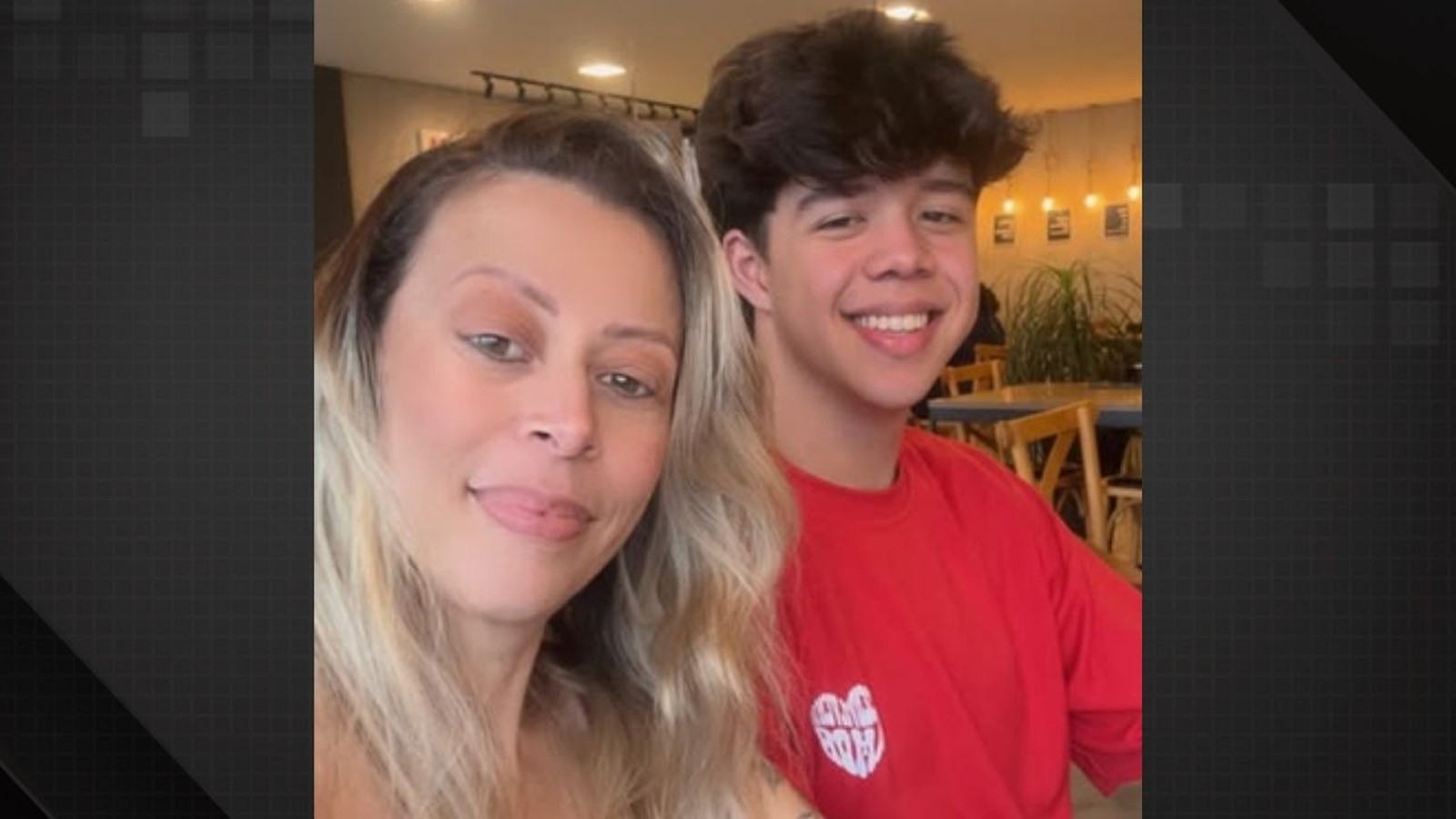 Mulher sorridente com cabelos loiros e jovem sorridente de cabelos escuros em foto de perto