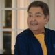 Fausto Silva em entrevista, jaqueta azul e camiseta amarela, com logo da Globo
