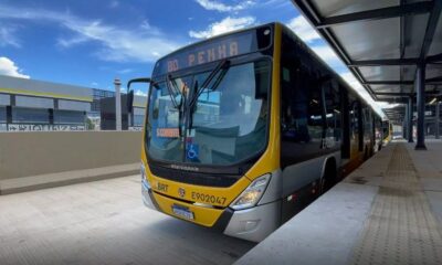 Ônibus BRT Marcopolo amarelo e cinza parado em estação do Rio de Janeiro