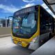 Ônibus BRT Marcopolo amarelo e cinza parado em estação do Rio de Janeiro