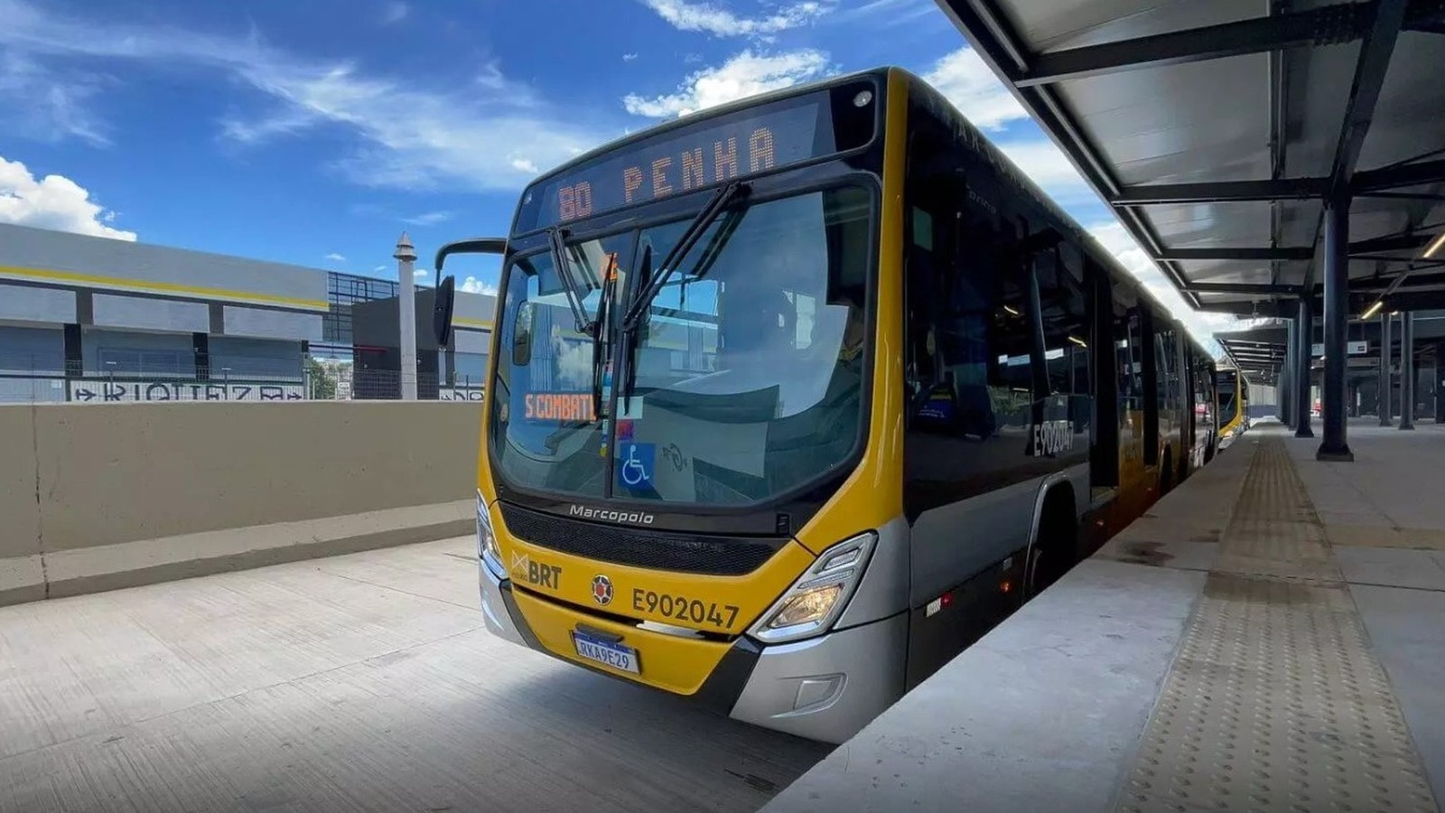 Ônibus BRT Marcopolo amarelo e cinza parado em estação do Rio de Janeiro