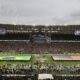 Estádio Maracanã lotado, bandeiras do Brasil e EUA no campo de futebol, fogos de artifício
