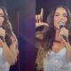 Ivete Sangalo com microfone, mão esquerda em 'L', cantando em palco iluminado
