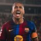 Raphinha do Barcelona celebra vestindo camisa azul e vermelha listrada em campo