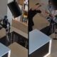 Robô humanoide preto com luz azul na cabeça atacando dois homens em uma loja