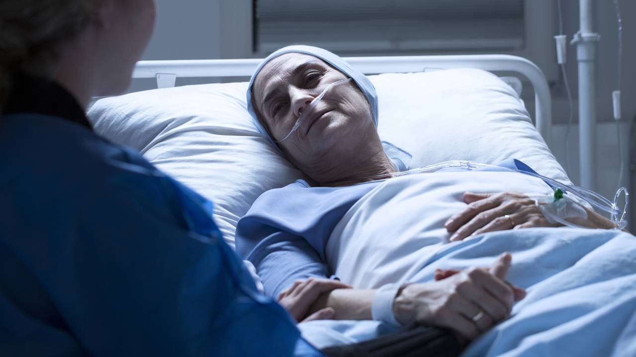 Especialista em cuidados paliativos revela o horário em que as pessoas costumam morrer