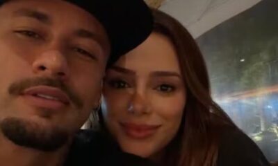 Selfie de Neymar com boné e bigode ao lado de Bruna Biancardi sorrindo, com piercing no nariz