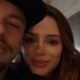 Selfie de Neymar com boné e bigode ao lado de Bruna Biancardi sorrindo, com piercing no nariz