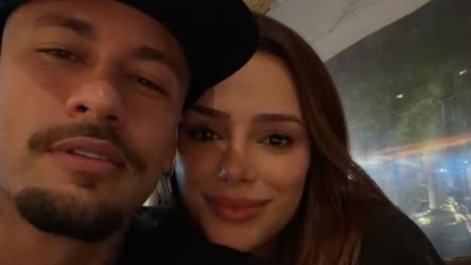 Selfie de Neymar com boné e bigode ao lado de Bruna Biancardi sorrindo, com piercing no nariz