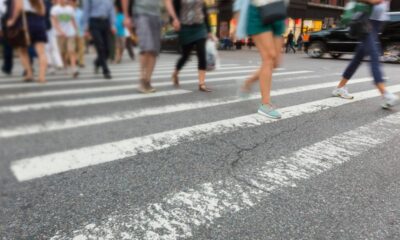Especialistas em psicologia explicam: agradecer o motorista ao atravessar a rua não é apenas um gesto de educação; entenda