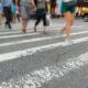 Especialistas em psicologia explicam: agradecer o motorista ao atravessar a rua não é apenas um gesto de educação; entenda