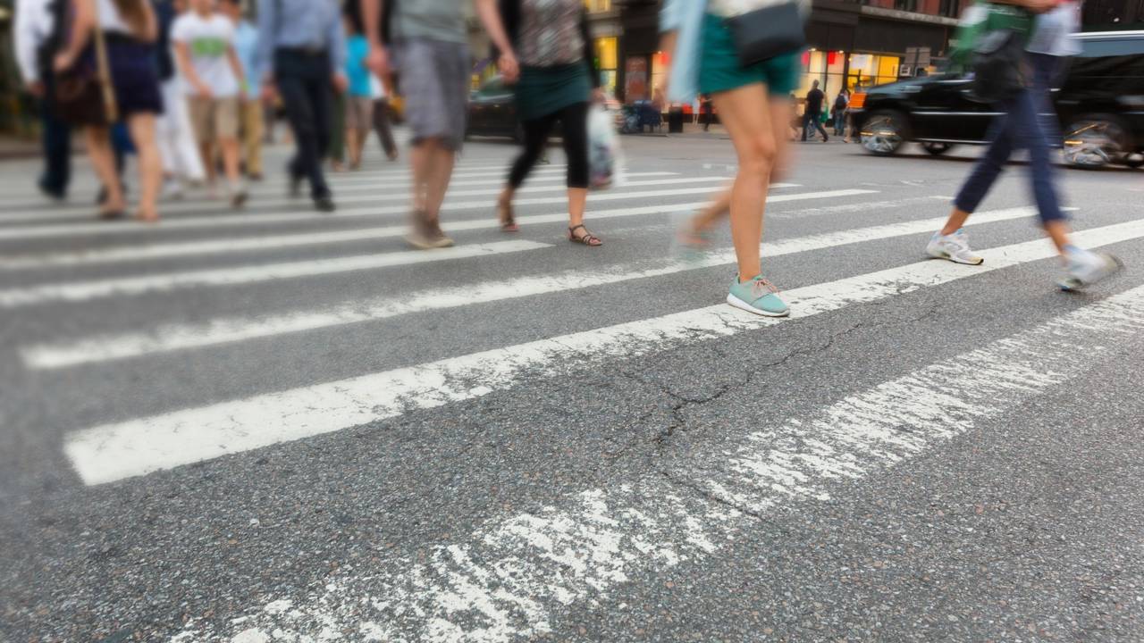 Especialistas em psicologia explicam: agradecer o motorista ao atravessar a rua não é apenas um gesto de educação; entenda