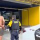 Policial da Força Municipal conduz homem algemado para delegacia com placa '35ª Delegacia Policial'