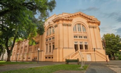 Fachada externa do Balneário Thermas Antônio Carlos, prédio histórico com arquitetura neoclássica e letreiro 'THERMAS'